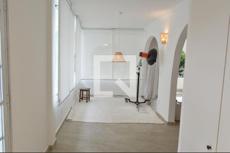 Casa à venda com 318m², 4 quartos e 4 vagasCasa 2