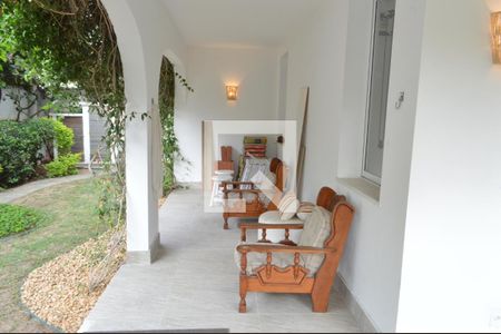 Casa à venda com 318m², 4 quartos e 4 vagasCasa 2