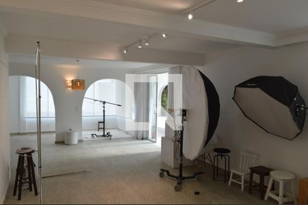 Casa à venda com 318m², 4 quartos e 4 vagasCasa 2