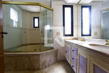 Apartamento à venda com 250m², 4 quartos e 3 vagasBanheiro da Suíte 3