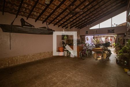 Casa à venda com 170m², 4 quartos e 3 vagas Casa à venda com 170m², 4 quartos e 3 vagasGaragem