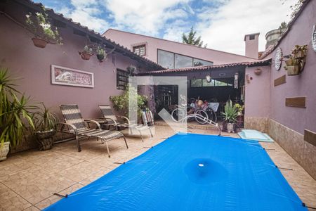 Casa à venda com 170m², 4 quartos e 3 vagas Casa à venda com 170m², 4 quartos e 3 vagasÁrea comum - Piscina