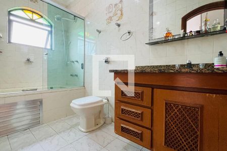 Casa à venda com 300m², 4 quartos e 6 vagasBanheiro da Suíte 2