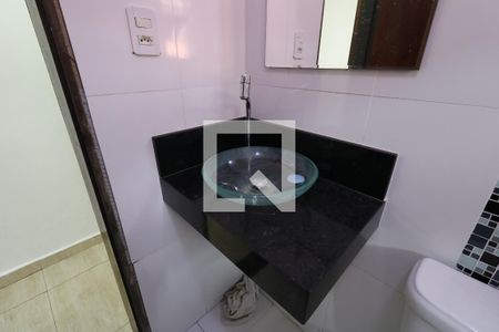 Casa à venda com 227m², 3 quartos e 3 vagasBanheiro piso inferior