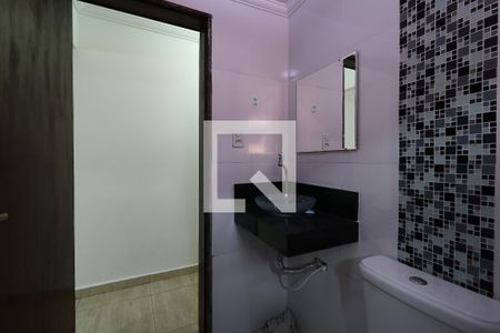 Casa à venda com 227m², 3 quartos e 3 vagasBanheiro piso inferior