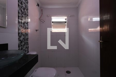 Casa à venda com 227m², 3 quartos e 3 vagasBanheiro piso inferior