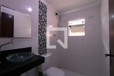Casa à venda com 227m², 3 quartos e 3 vagasBanheiro piso inferior