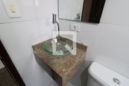 Casa à venda com 227m², 3 quartos e 3 vagasBanheiro piso superior