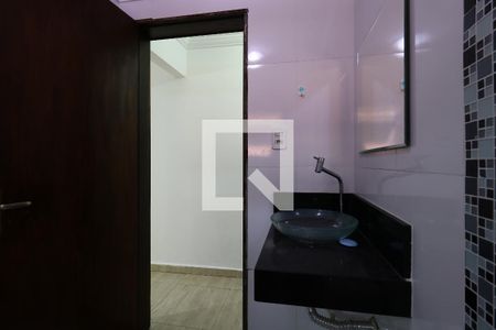 Casa à venda com 227m², 3 quartos e 3 vagasBanheiro piso inferior