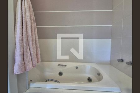 Casa para alugar com 240m², 3 quartos e 2 vagas Casa para alugar com 240m², 3 quartos e 2 vagasBanheiro da Suíte 2