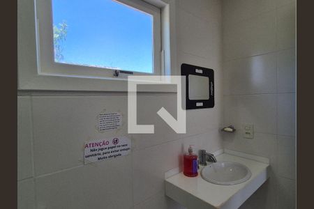 Casa para alugar com 240m², 3 quartos e 2 vagas Casa para alugar com 240m², 3 quartos e 2 vagasBanheiro social