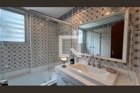 Apartamento à venda com 176m², 3 quartos e 2 vagasBanheiro da Suíte