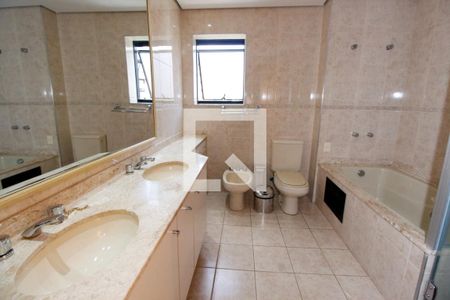 Apartamento à venda com 250m², 3 quartos e 4 vagasBanheiro da Suíte 2