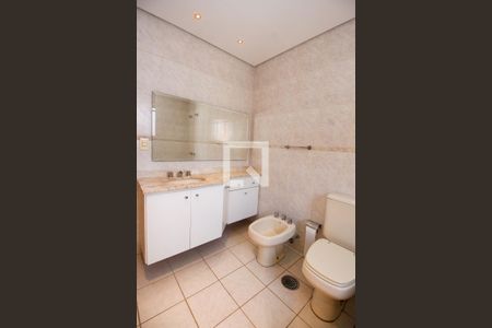 Apartamento à venda com 250m², 3 quartos e 4 vagasBanheiro da Suíte 1