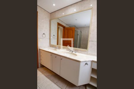 Apartamento à venda com 250m², 3 quartos e 4 vagasBanheiro da Suíte 2