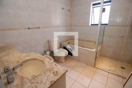 Apartamento à venda com 250m², 3 quartos e 4 vagasBanheiro da Suíte 1