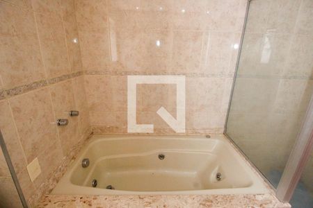 Apartamento à venda com 250m², 3 quartos e 4 vagasBanheiro da Suíte 2