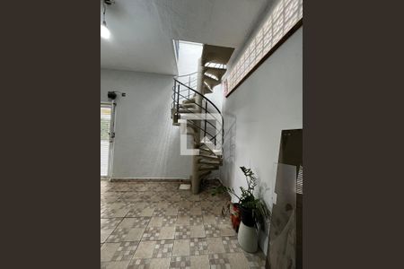Casa à venda com 240m², 3 quartos e 2 vagasEscada