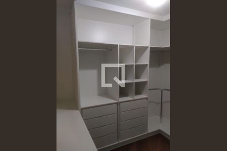 Casa à venda com 240m², 3 quartos e 2 vagasCloset