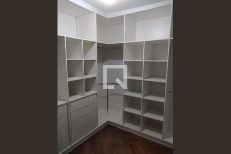 Casa à venda com 240m², 3 quartos e 2 vagasCloset