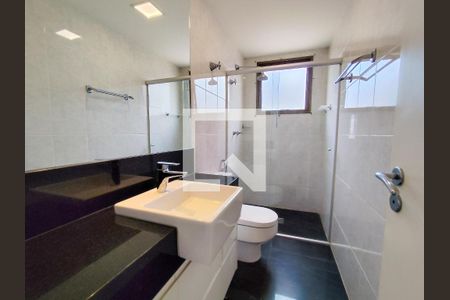 Apartamento à venda com 237m², 4 quartos e 4 vagasBanheiro do Quarto 1