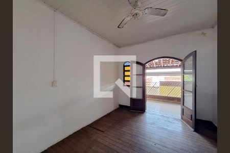 Casa à venda com 225m², 3 quartos e 2 vagas Casa à venda com 225m², 3 quartos e 2 vagasSala