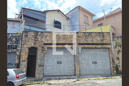 Casa à venda com 225m², 3 quartos e 2 vagas Casa à venda com 225m², 3 quartos e 2 vagasFachada