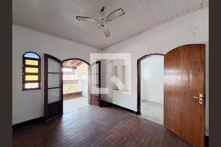 Casa à venda com 225m², 3 quartos e 2 vagas Casa à venda com 225m², 3 quartos e 2 vagasSala