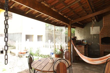 Casa à venda com 350m², 2 quartos e 6 vagasQuintal - Área da churrasqueira