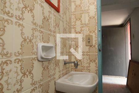 Casa à venda com 350m², 2 quartos e 6 vagasPorão - Banheiro