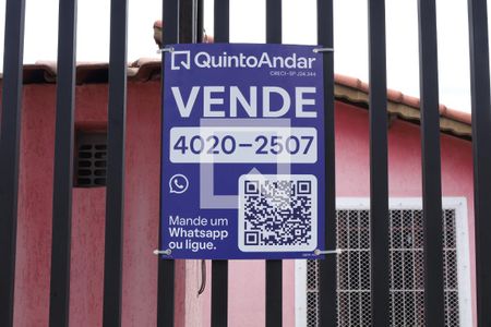 Casa à venda com 350m², 2 quartos e 6 vagasPlaca instalada na grade da fachada do imóvel