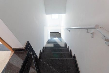 Casa de condomínio à venda com 118m², 2 quartos e 2 vagasEscada