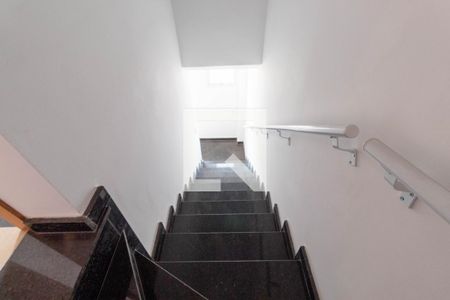 Casa de condomínio à venda com 118m², 2 quartos e 2 vagasEscada