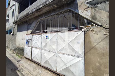 Casa para alugar com 60m², 3 quartos e 1 vaga Casa para alugar com 60m², 3 quartos e 1 vagaFachada