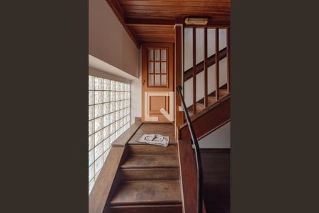 Casa para alugar com 450m², 4 quartos e 8 vagasEscada