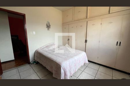 Casa à venda com 232m², 4 quartos e 3 vagas Casa à venda com 232m², 4 quartos e 3 vagasQuarto