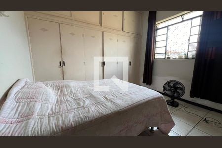 Casa à venda com 232m², 4 quartos e 3 vagas Casa à venda com 232m², 4 quartos e 3 vagasQuarto