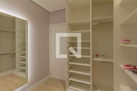 Casa de condomínio à venda com 220m², 3 quartos e 4 vagasCloset da suíte 2