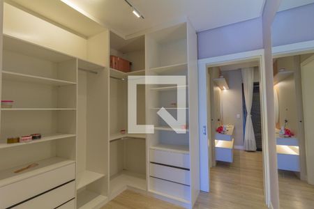 Casa de condomínio à venda com 220m², 3 quartos e 4 vagasCloset da suíte 2