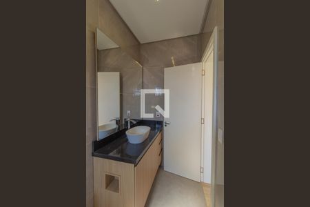 Casa de condomínio à venda com 220m², 3 quartos e 4 vagasBanheiro Suíte 1