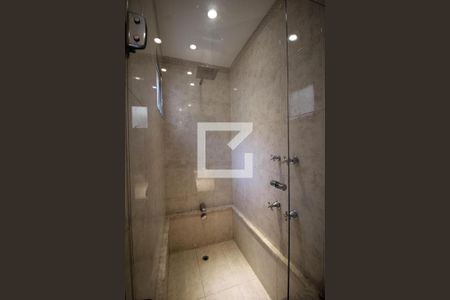 Apartamento à venda com 215m², 4 quartos e 2 vagasDetalhe do banheiro social 