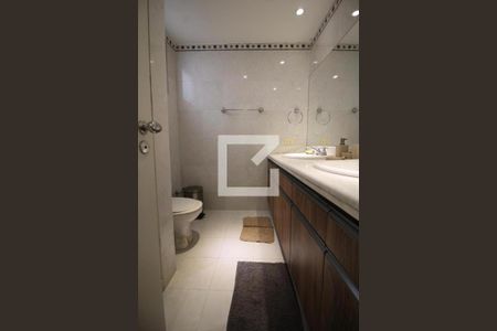 Detalhe do banheiro da suíte  de apartamento à venda com 4 quartos, 215m² em Lagoa, Rio de Janeiro