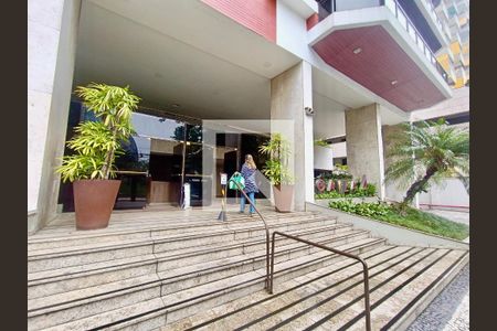 Apartamento à venda com 117m², 3 quartos e 2 vagasFachada com cartaz QA