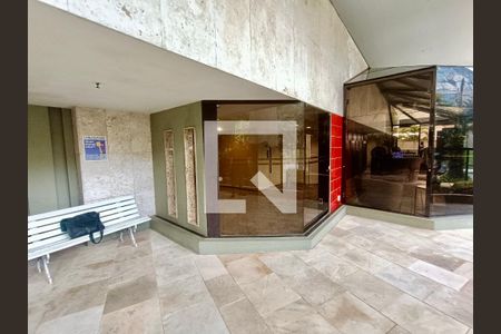 Apartamento à venda com 117m², 3 quartos e 2 vagasFachada com cartaz QA