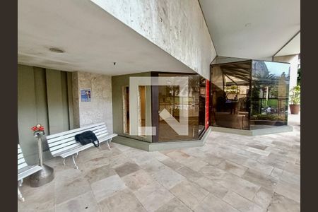 Apartamento à venda com 117m², 3 quartos e 2 vagasFachada com cartaz QA