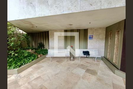 Apartamento à venda com 117m², 3 quartos e 2 vagasFachada com cartaz QA