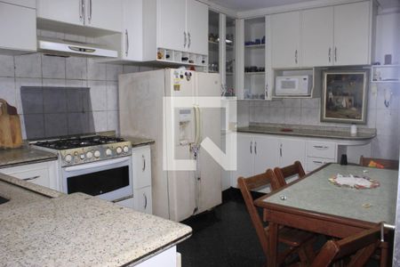 Casa à venda com 350m², 4 quartos e 6 vagasCozinha da edícula