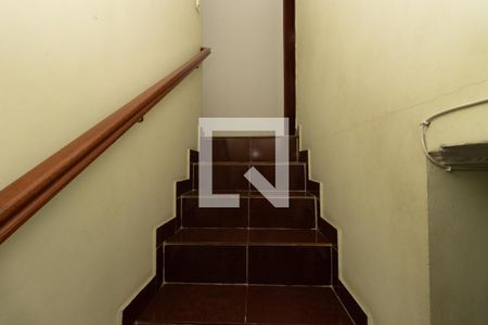 Casa à venda com 120m², 4 quartos e 2 vagas Casa à venda com 120m², 4 quartos e 2 vagasEscada
