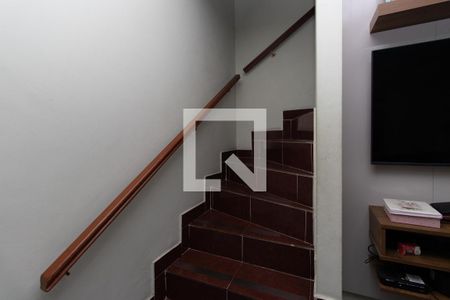 Casa à venda com 120m², 4 quartos e 2 vagas Casa à venda com 120m², 4 quartos e 2 vagasEscada