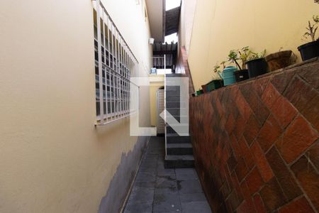 Casa à venda com 120m², 4 quartos e 2 vagas Casa à venda com 120m², 4 quartos e 2 vagasCorredor externo